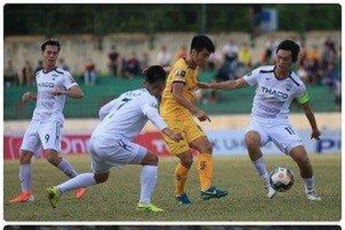 Các cầu thủ HAGL thăng hoa ở ĐTQG mà trầy trật ở CLB