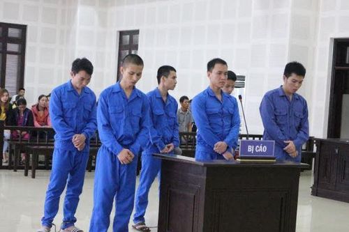 Đánh hội đồng nhân viên quán nhậu vì mâu thuẫn tiền thuê loa hát