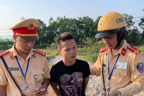Kiểm tra đối tượng không đội mũ bảo hiểm, phát hiện tàng trữ trái phép chất ma túy