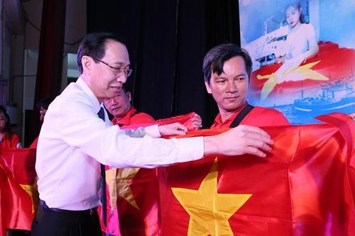 Trao gần 40 nghìn lá cờ Tổ quốc cho ngư dân bám biển