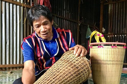 Trọn tình với sử thi