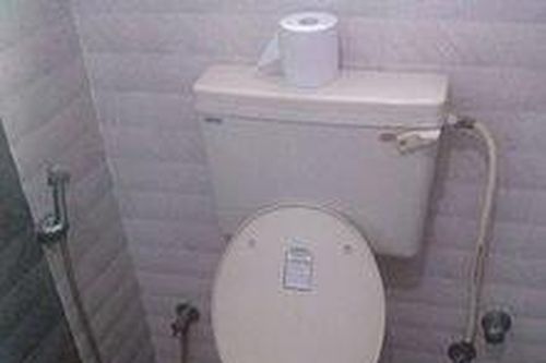 Cụ bà thoát chết hy hữu sau gần một tuần kẹt trong toilet