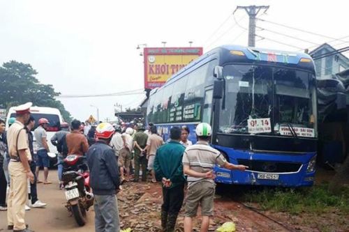 Va chạm xe khách và xe máy, hai người tử vong