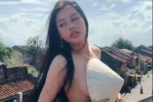 Thiếu nữ ngực trần chụp ảnh ở Hội An bất ngờ xin lỗi