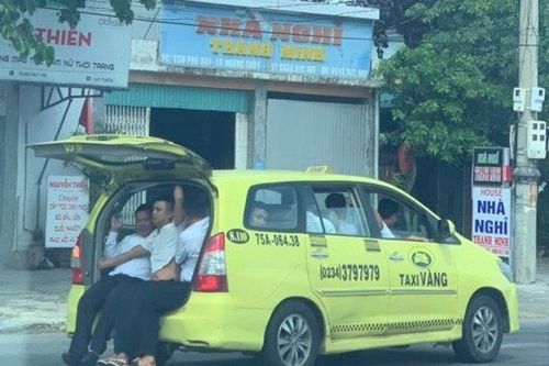 'Hết hồn' cảnh 11 người 'nhồi nhét' trong chiếc taxi 7 chỗ