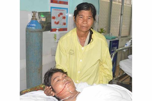 Nhà nghèo gặp 'bệnh kép'