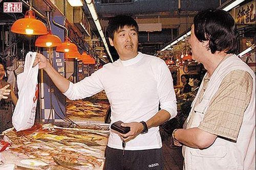 Châu Nhuận Phát và sao võ thuật Nguyên Bưu cùng đi chợ bình dân
