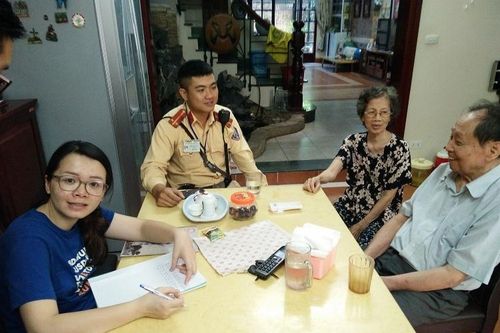 Hà Nội: CSGT giúp cụ ông đi lạc về nhà