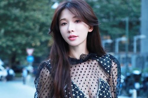 Phong cách trẻ trung của Lâm Chí Linh ở tuổi 45