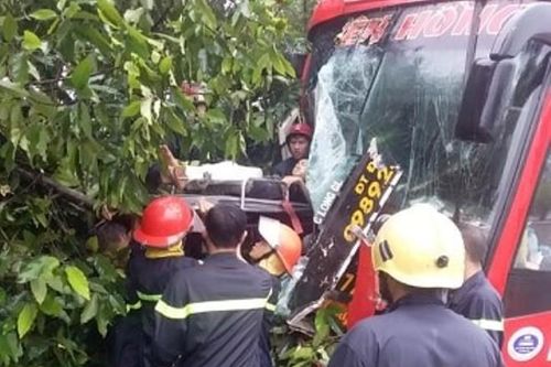Giải cứu 39 hành khách bị mắc kẹt sau tai nạn giao thông