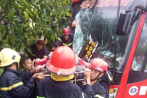 Bình Dương: Ô tô khách gặp nạn, hàng chục người mắc kẹt trong xe