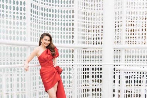 Top sao mặc đẹp nhất tuần qua: Minh Tú - Thanh Hằng đọ sắc trong những gam màu nóng bỏng