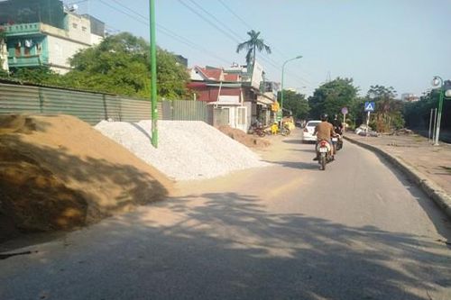 Ngõ 553, đường Giải Phóng (phường Giáp Bát): Vật liệu xây dựng 'nuốt' vỉa hè
