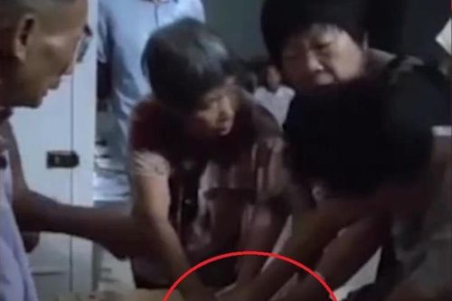 Phụ nữ tranh nhau miếng thịt lợn ở Trung Quốc vì giá tăng cao