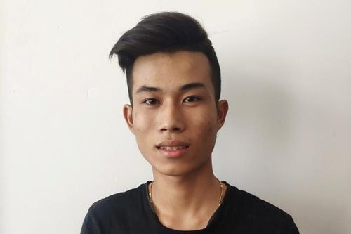 Giả danh cảnh sát hình sự chặn đường, cướp điện thoại