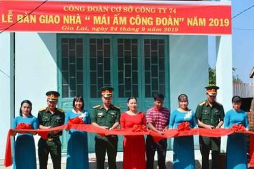 Công ty 74 (Binh đoàn 15): Bàn giao nhà 'Mái ấm công đoàn' cho hộ gia đình khó khăn