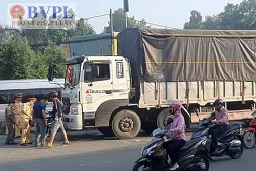 Đôi nam nữ bị xe tải cuốn vào gầm lúc sáng sớm
