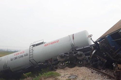 Hé lộ nguyên nhân tàu hỏa đâm xe tải, tài xế nhập viện nguy kịch