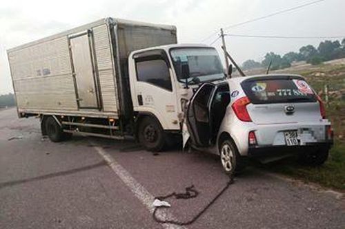 Taxi đấu đầu ôtô tải, 2 người tử vong tại chỗ