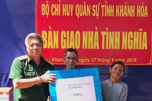 Bộ CHQS tỉnh Khánh Hòa bàn giao nhà tình nghĩa tặng gia đình người có công
