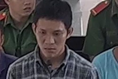 Dùng kéo đâm người vì cho rằng bị nhìn đểu