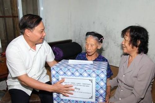 Các đồng chí lãnh đạo tỉnh đi thăm, tặng quà nhân Ngày quốc tế Người cao tuổi