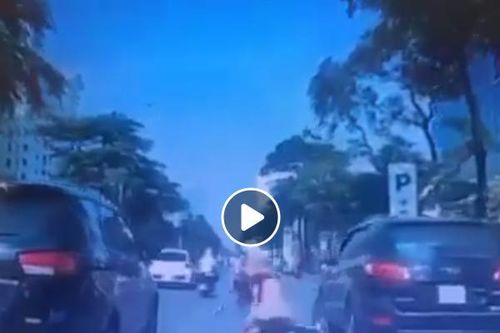 Mẹ trẻ địu con đi xe máy bất cẩn, suýt chết dưới bánh ô tô