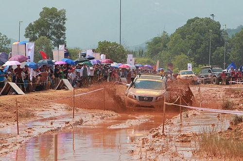 Cận cảnh đua xe ô tô địa hình mạo hiểm ở Hà Nội