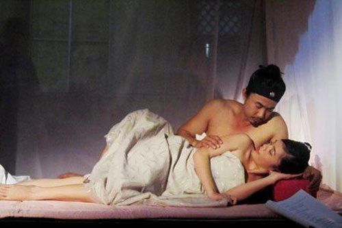 Ngoại tình chốn hoàng cung, ái phi bị đầy ải nắng thiêu đến chết