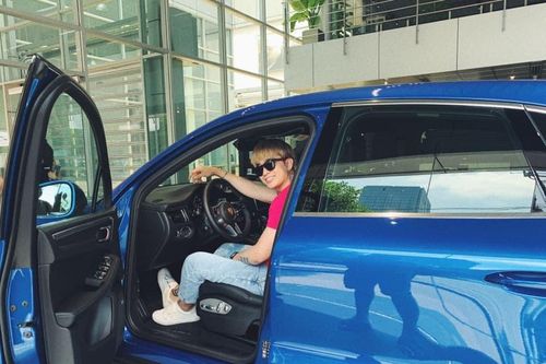 Ca sĩ Chi Dân khoe Porsche Macan tiền tỷ mới tậu