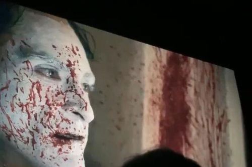 Ngôi sao Aquaman - Jason Momoa mặc đồ 'tím lịm tìm sim' đến buổi ra mắt Joker!