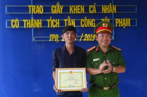 Khen thưởng thanh niên 9X đuổi bắt trộm giao công an