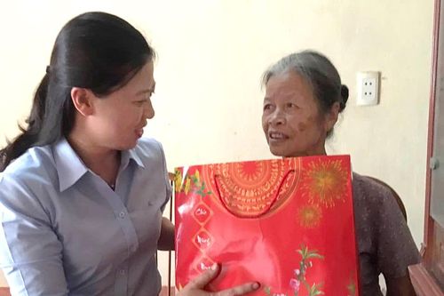 Lãnh đạo thành phố Tuyên Quang tặng quà người cao tuổi