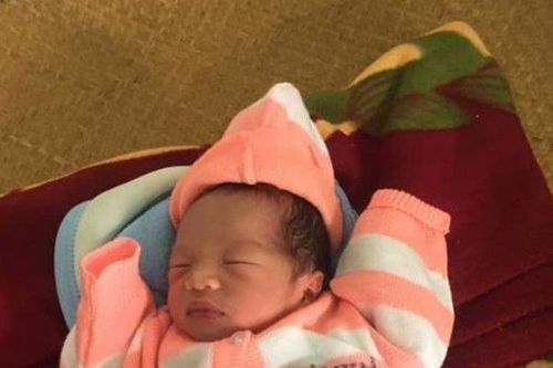 Bé trai còn nguyên dây rốn bị bỏ rơi ngoài hiên nhà ở Huế bây giờ ra sao?