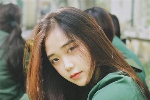 Hot girl quân sự xinh như sao Hàn dù chỉ để mặt mộc