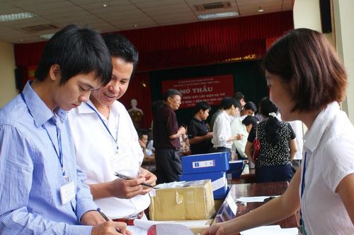 Có phải ghi tên nhà thầu phụ trong hợp đồng?