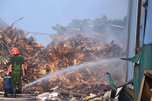 Nghệ An: Cháy lớn tại xưởng sản xuất than xuất khẩu