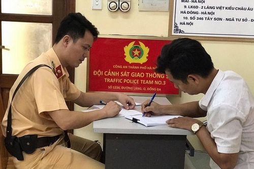 Hà Nội: Xử phạt tài xế xe khách đi lên cầu vượt Thái Hà