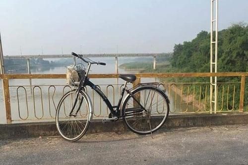 Bỏ lại xe đạp, cô gái trẻ nghi nhảy cầu tự tử