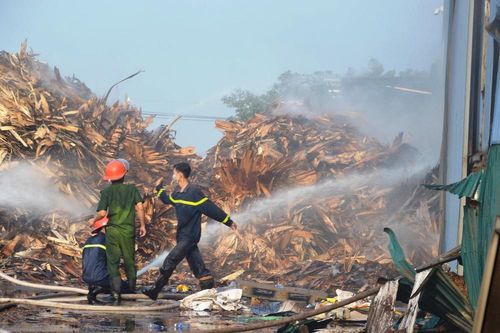 Cháy lớn tại xưởng chế biến than sạch xuất khẩu ở Nghệ An