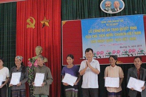 Quảng Trị: Hàng trăm người Lào được nhập quốc tịch Việt Nam