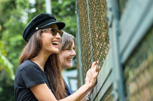 Diễn viên Hollywood gốc Việt Maggie Q trở lại quê hương đặt tên cho gấu