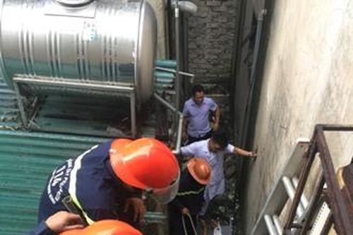 Cứu nạn thành công người dân ngã từ tầng 3 nhà cao tầng