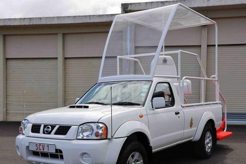 Giáo hoàng Francis diễu hành bằng bán tải Nissan Navara giá rẻ
