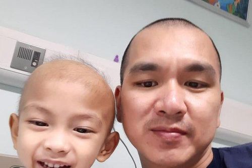 Nhật ký đẫm nước mắt của người bố cạo trọc đầu cùng con chiến đấu ung thư lạ