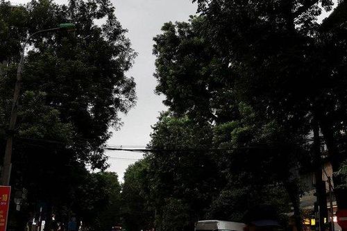 Hà Nội: 3h chiều, trời tối đen như mực, người dân bật đèn xe di chuyển
