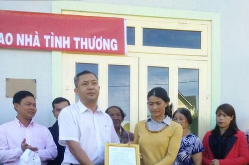 Trao tặng nhà tình thương cho bệnh nhân nghèo