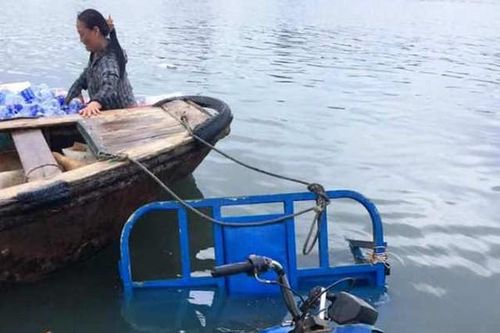 Để mặc xe ba gác lao sông, người đàn ông cứu sống 3 cháu nhỏ đuối nước