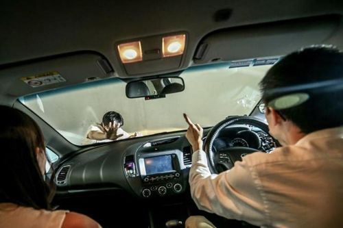 Chồng bám nắp ca-pô, truy đuổi vợ ngoại tình suốt nửa giờ như phim hành động