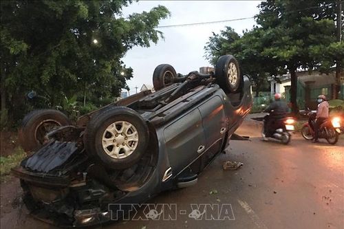 Ô tô lộn nhào, bị kéo lê hàng chục mét trong mưa lớn gây ách tắc nghiêm trọng